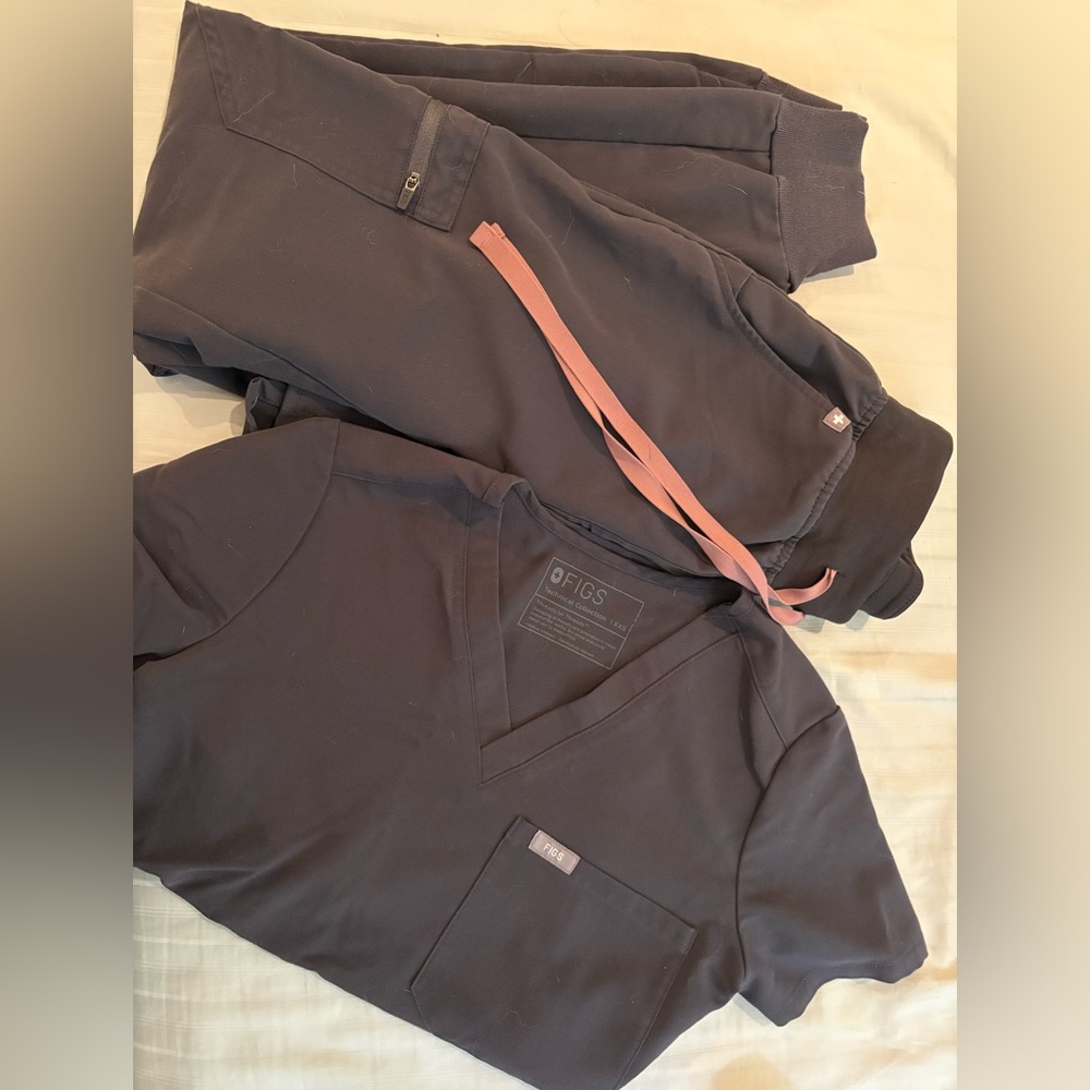 Figs Charcoal Scrub Set with Pink Drawstring XXS